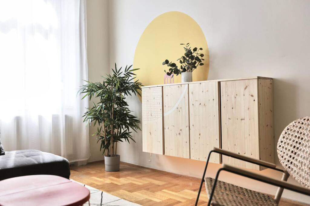 Unwind In Style W Sauna Dsgn 2Br Home Budapest Ngoại thất bức ảnh