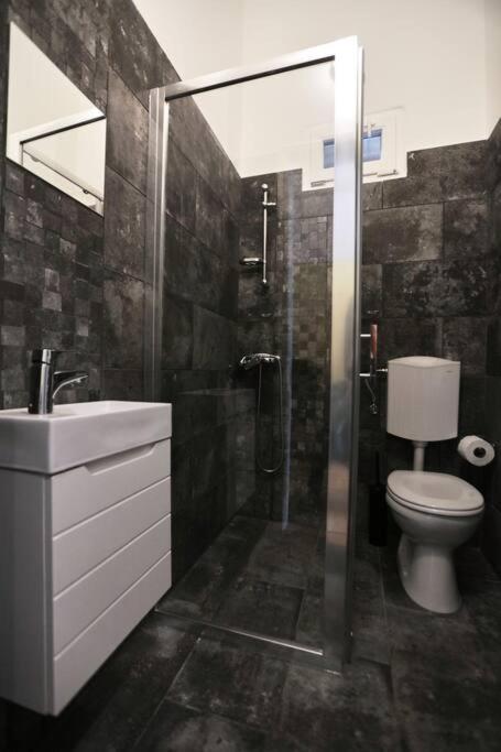Unwind In Style W Sauna Dsgn 2Br Home Budapest Ngoại thất bức ảnh