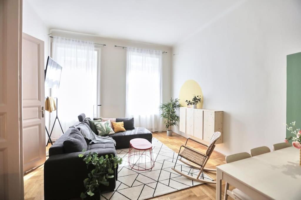 Unwind In Style W Sauna Dsgn 2Br Home Budapest Ngoại thất bức ảnh