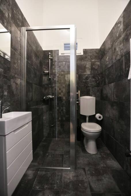 Unwind In Style W Sauna Dsgn 2Br Home Budapest Ngoại thất bức ảnh
