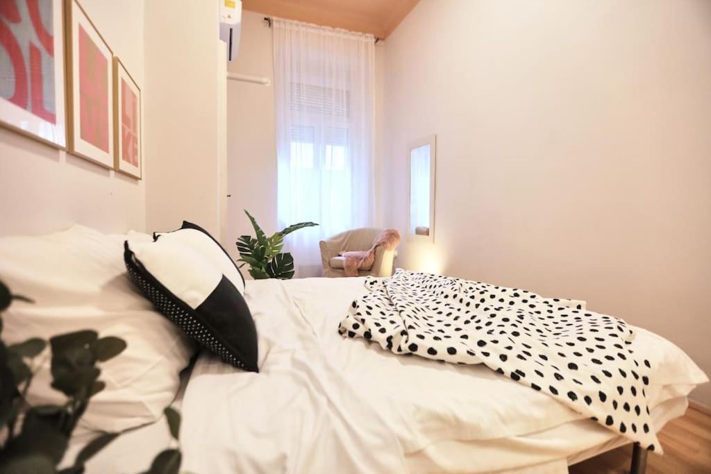 Unwind In Style W Sauna Dsgn 2Br Home Budapest Ngoại thất bức ảnh