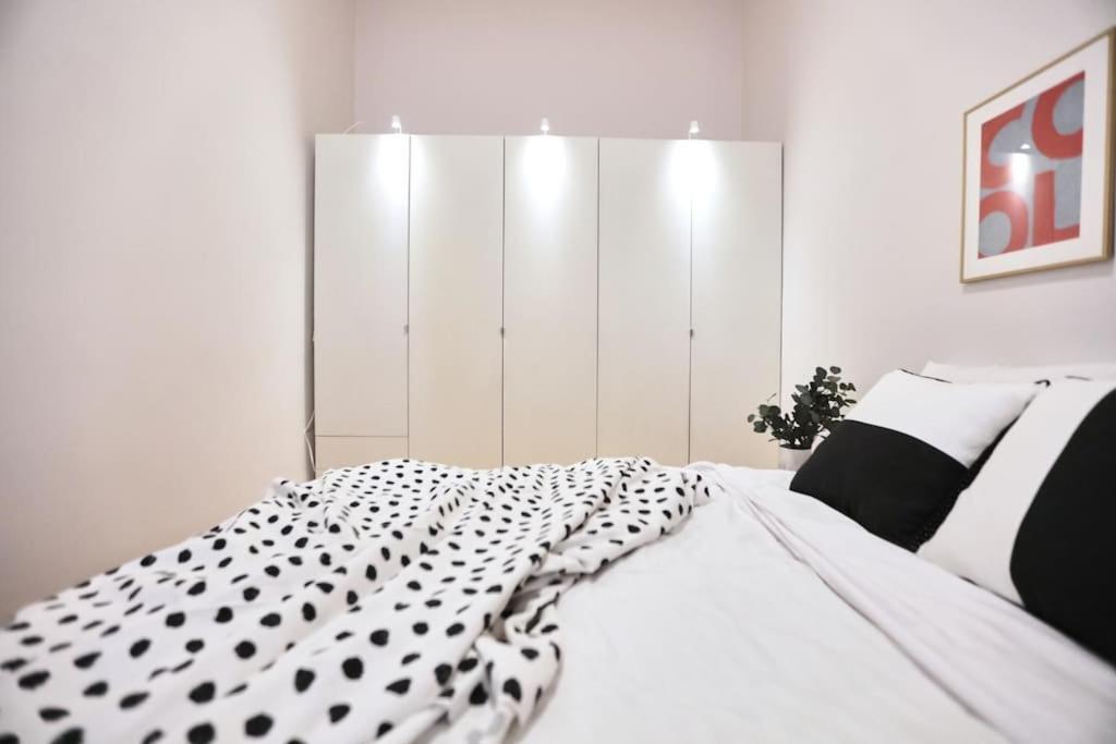 Unwind In Style W Sauna Dsgn 2Br Home Budapest Ngoại thất bức ảnh