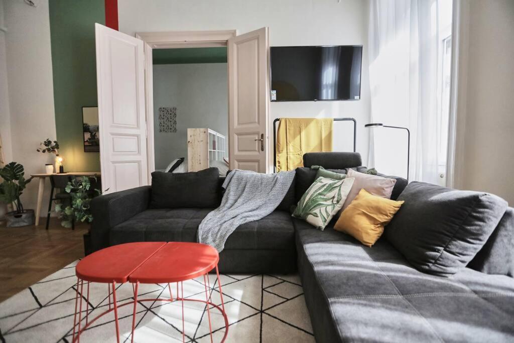 Unwind In Style W Sauna Dsgn 2Br Home Budapest Ngoại thất bức ảnh