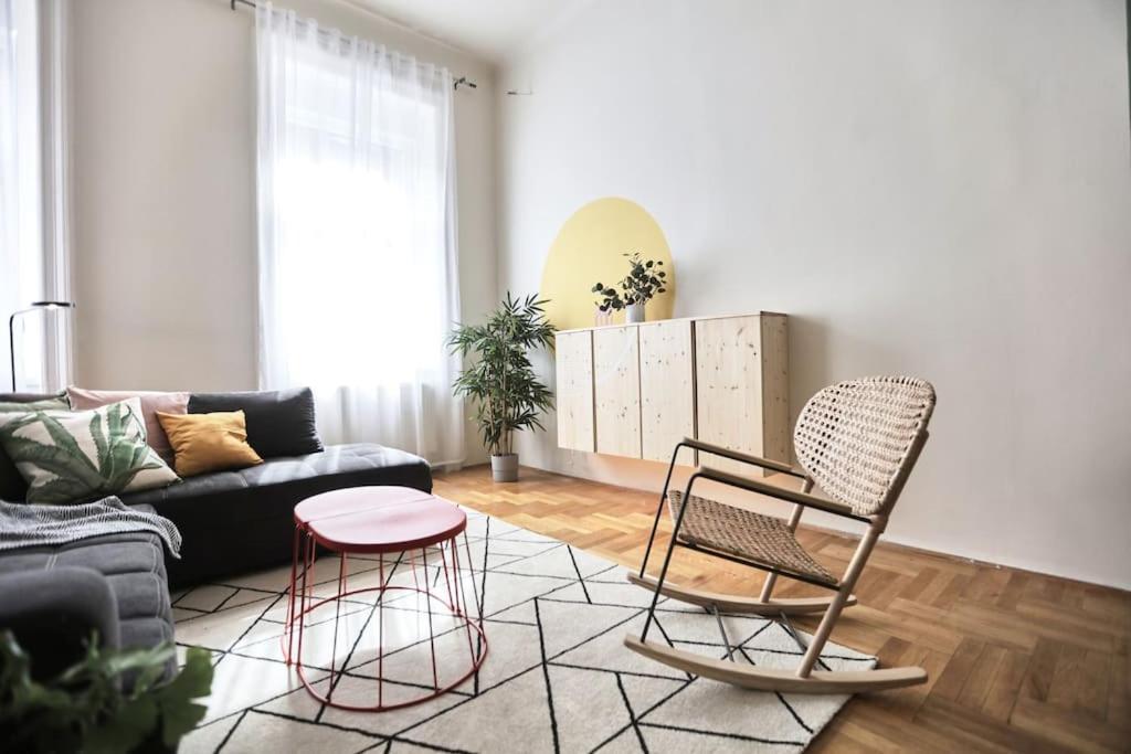 Unwind In Style W Sauna Dsgn 2Br Home Budapest Ngoại thất bức ảnh