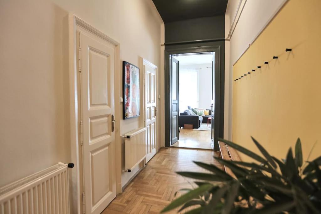 Unwind In Style W Sauna Dsgn 2Br Home Budapest Ngoại thất bức ảnh